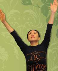 머리를 뒤로 젖히고 팔들어올리기